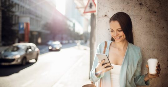 Businessfrau mit Mobiltelefon